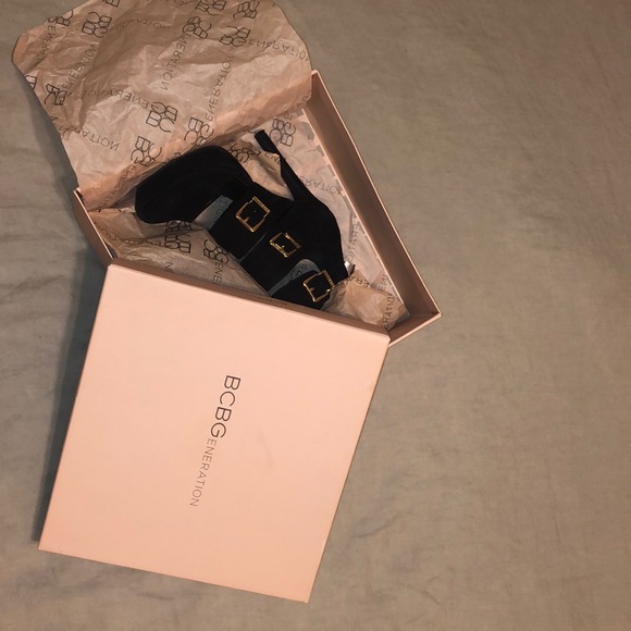 BCBGeneration black suede heel size 5.5M - Picture 8 of 8